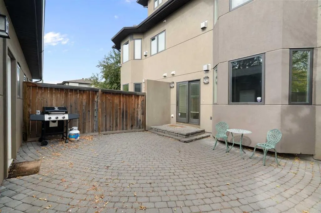 2323 22 Avenue SW