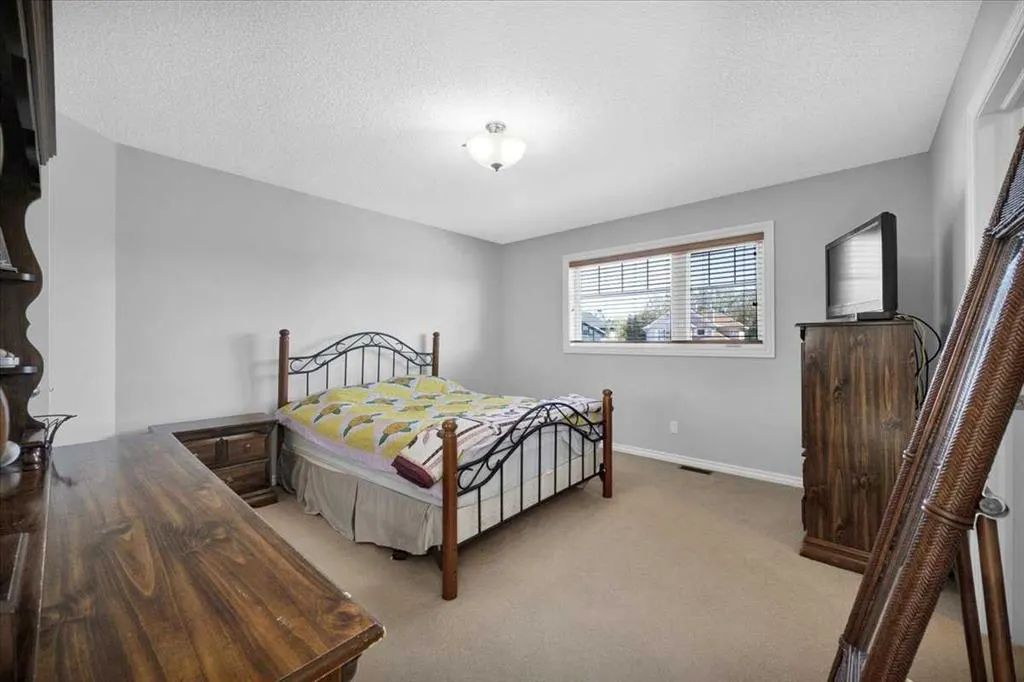 209 Crystal Green Point