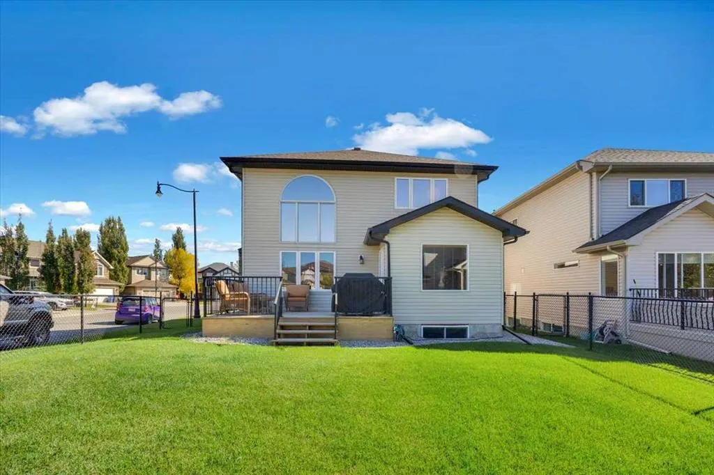 209 Crystal Green Point