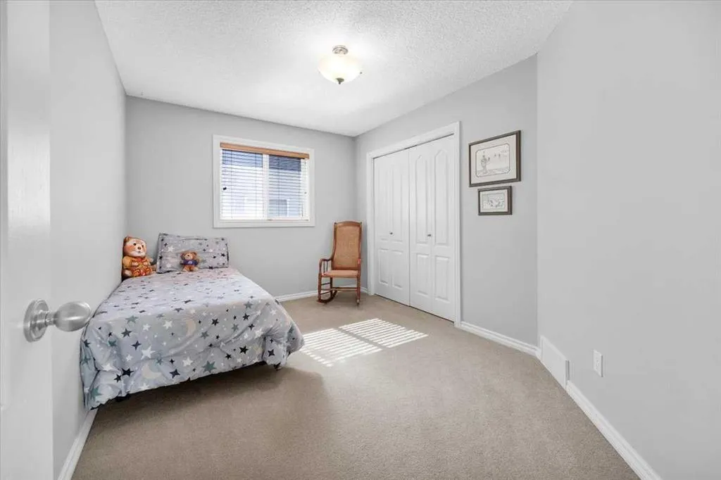 209 Crystal Green Point