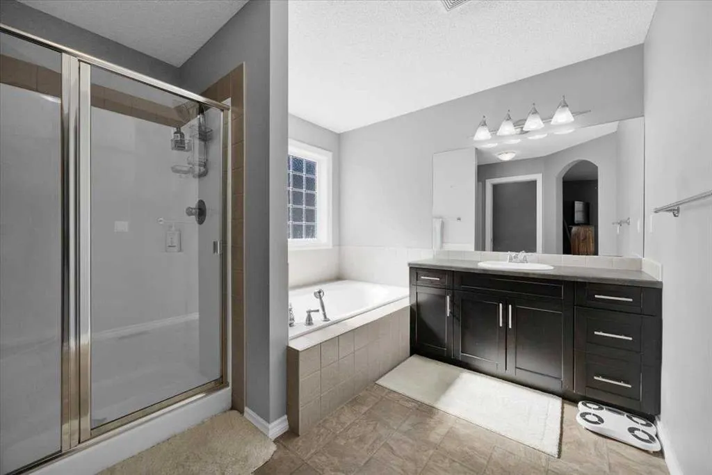 209 Crystal Green Point