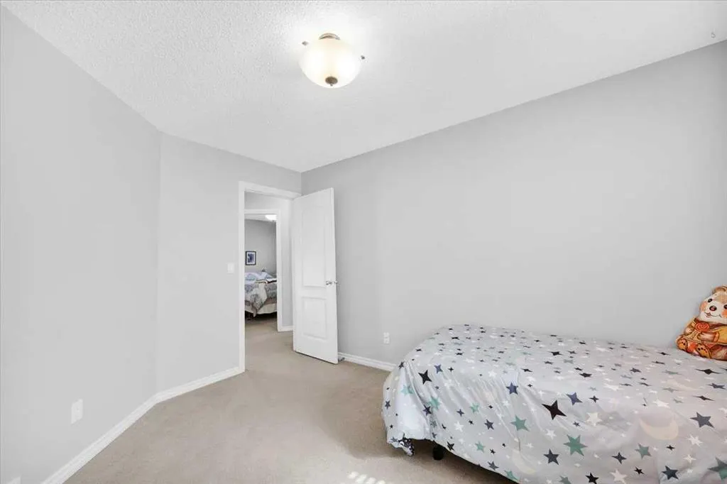 209 Crystal Green Point
