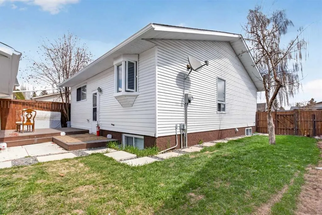 128 Castledale Crescent NE