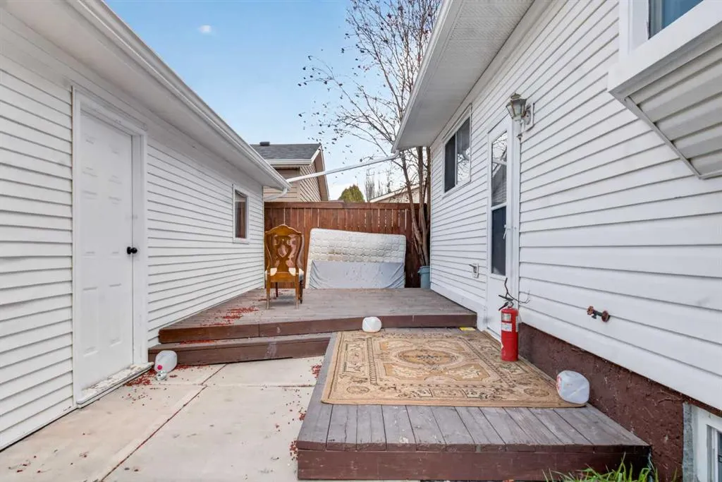 128 Castledale Crescent NE