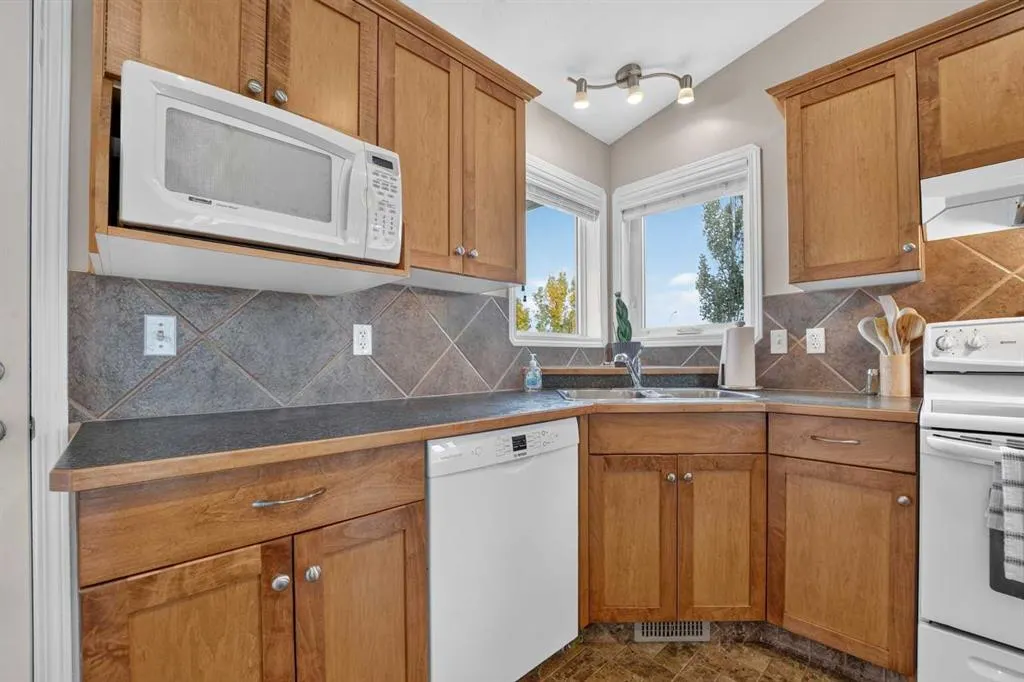 338 Silkstone Cove W