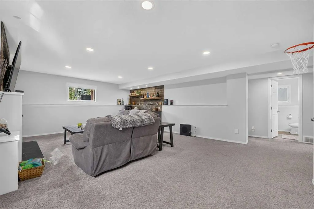 338 Silkstone Cove W