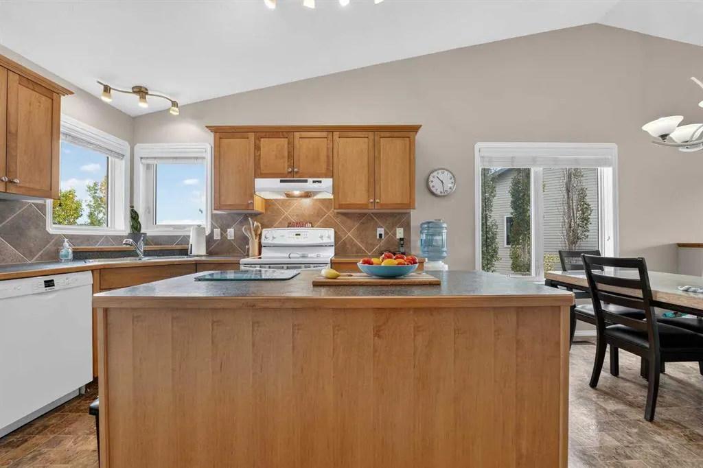 338 Silkstone Cove W