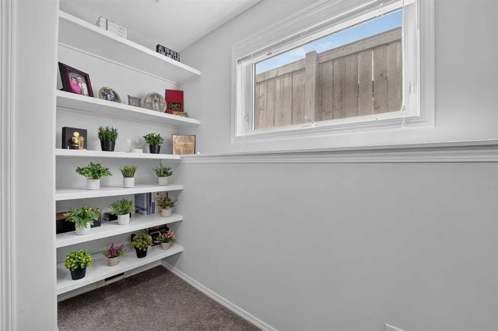 338 Silkstone Cove W