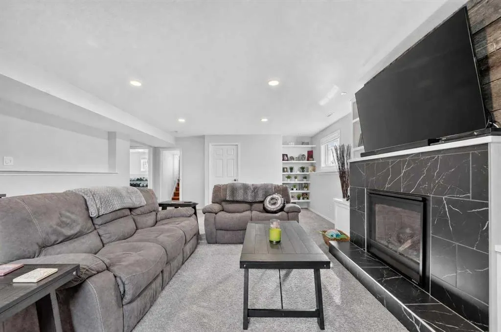 338 Silkstone Cove W