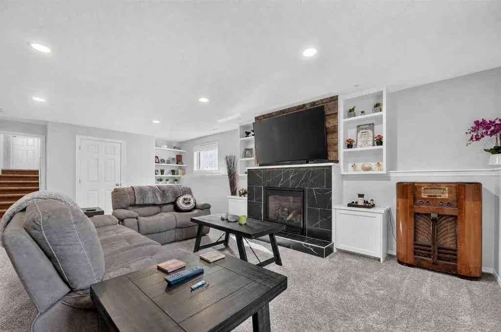 338 Silkstone Cove W