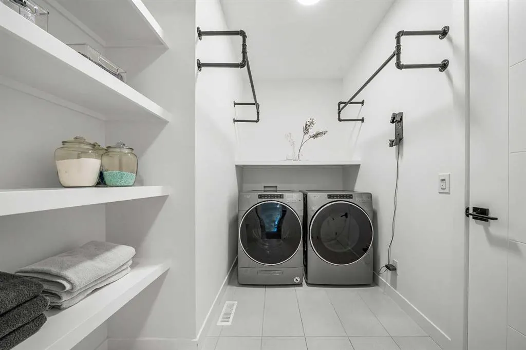 208 Crestmont Drive SW