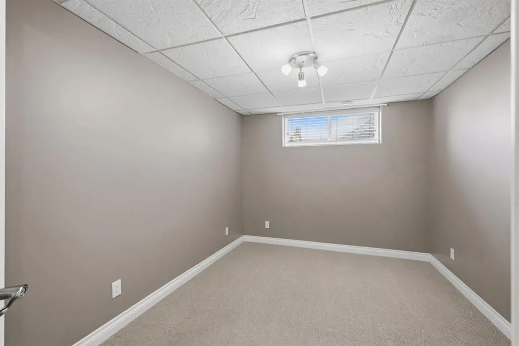 110 Ainsworth Crescent