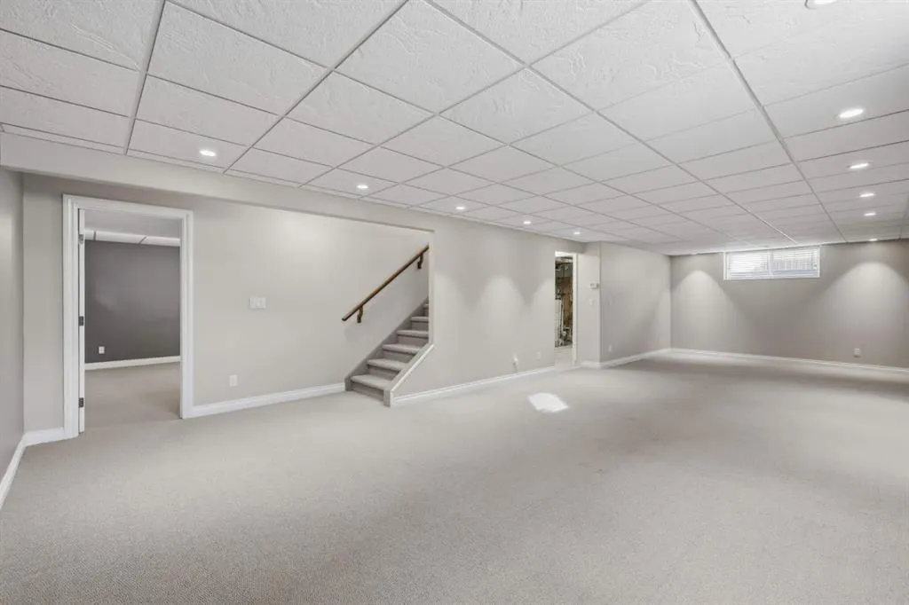 110 Ainsworth Crescent