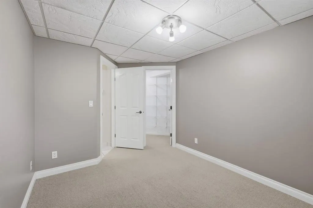 110 Ainsworth Crescent
