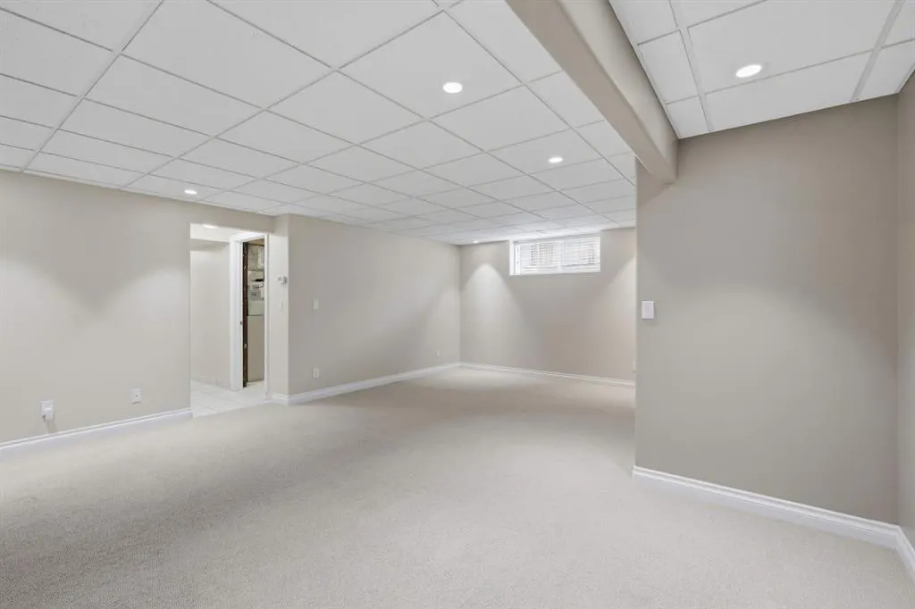 110 Ainsworth Crescent