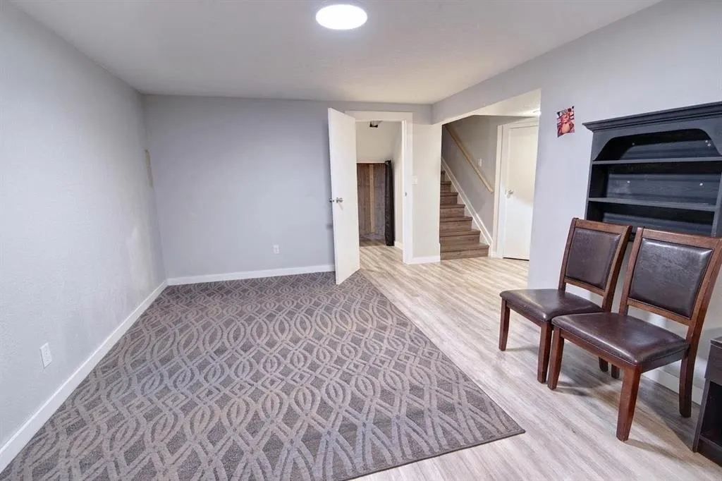 32 Lemoyne Crescent W