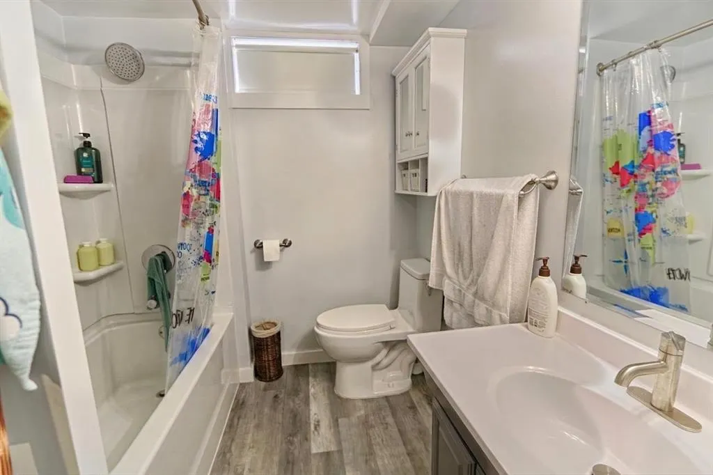 32 Lemoyne Crescent W