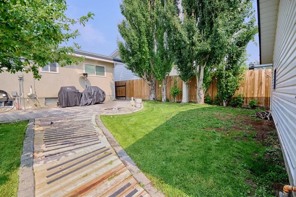 32 Lemoyne Crescent W