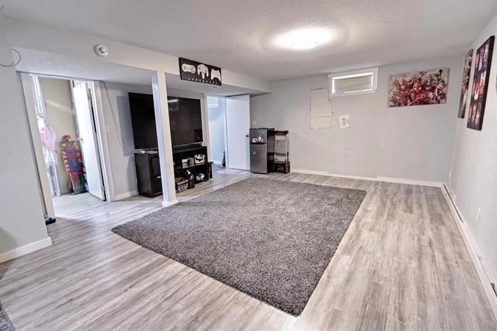 32 Lemoyne Crescent W