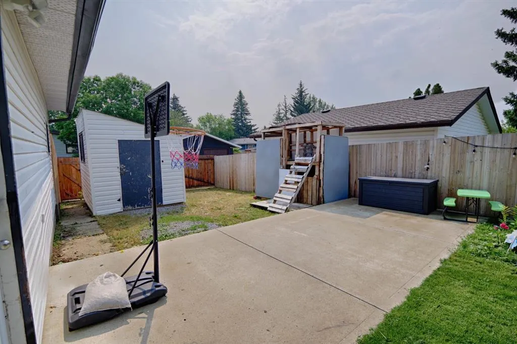 32 Lemoyne Crescent W
