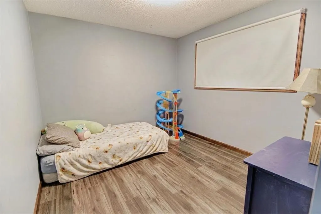 32 Lemoyne Crescent W