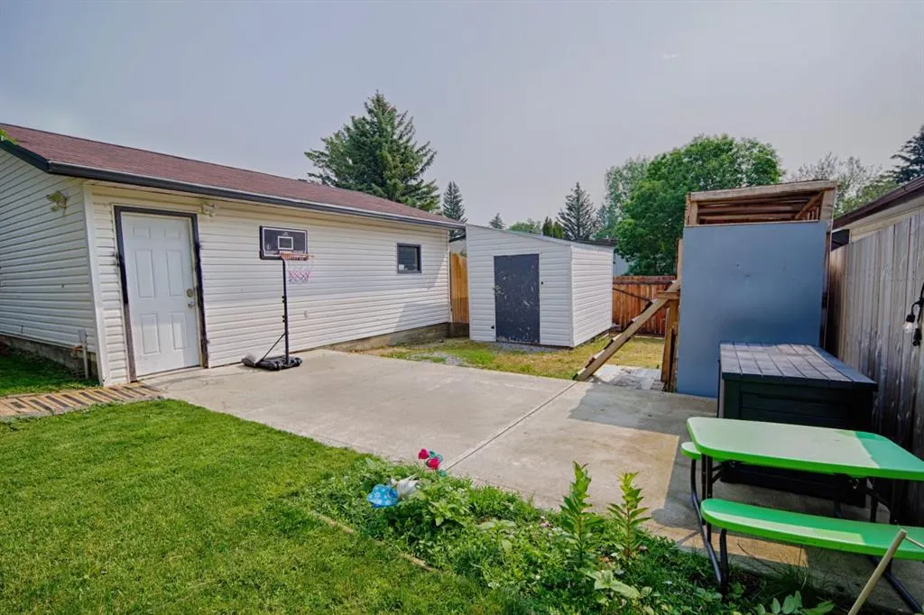 32 Lemoyne Crescent W