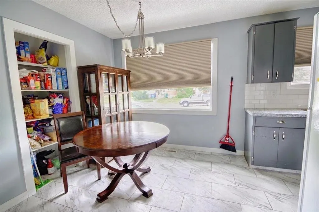 32 Lemoyne Crescent W