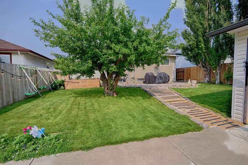 32 Lemoyne Crescent W