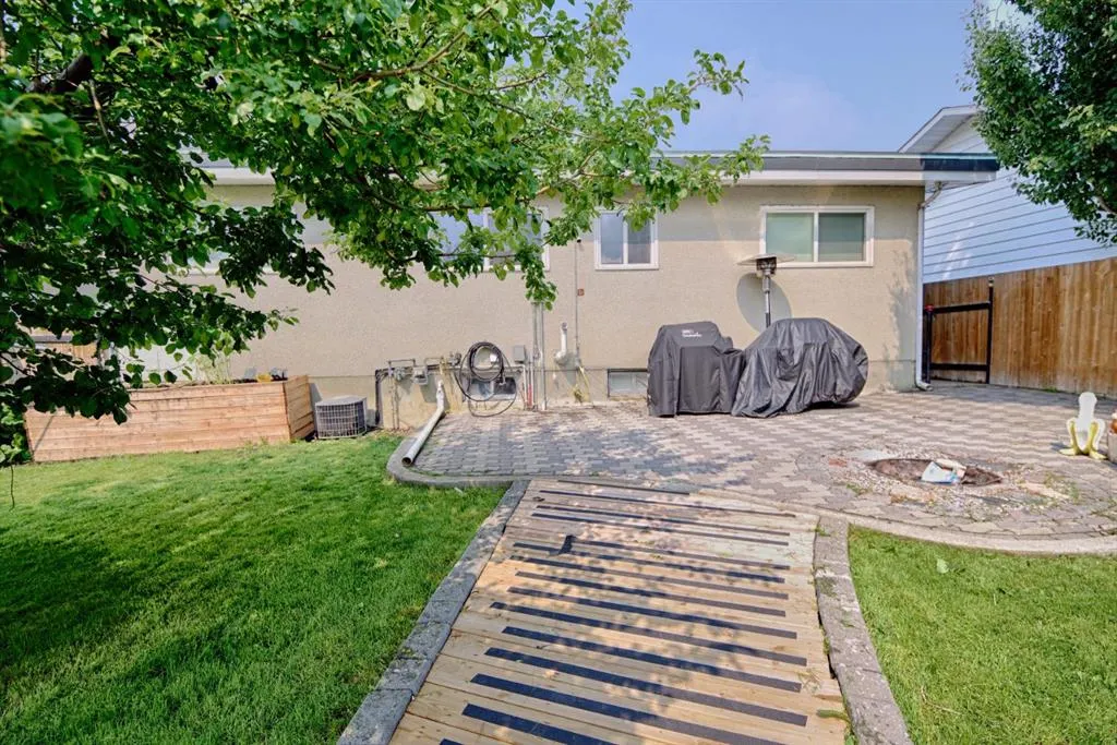 32 Lemoyne Crescent W