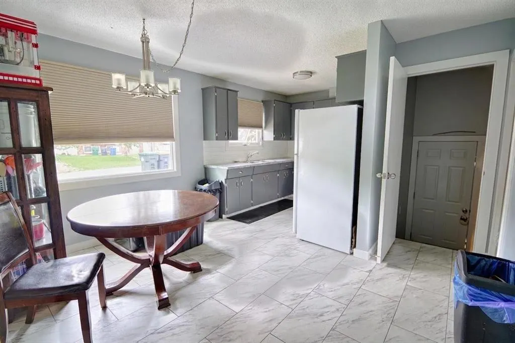 32 Lemoyne Crescent W