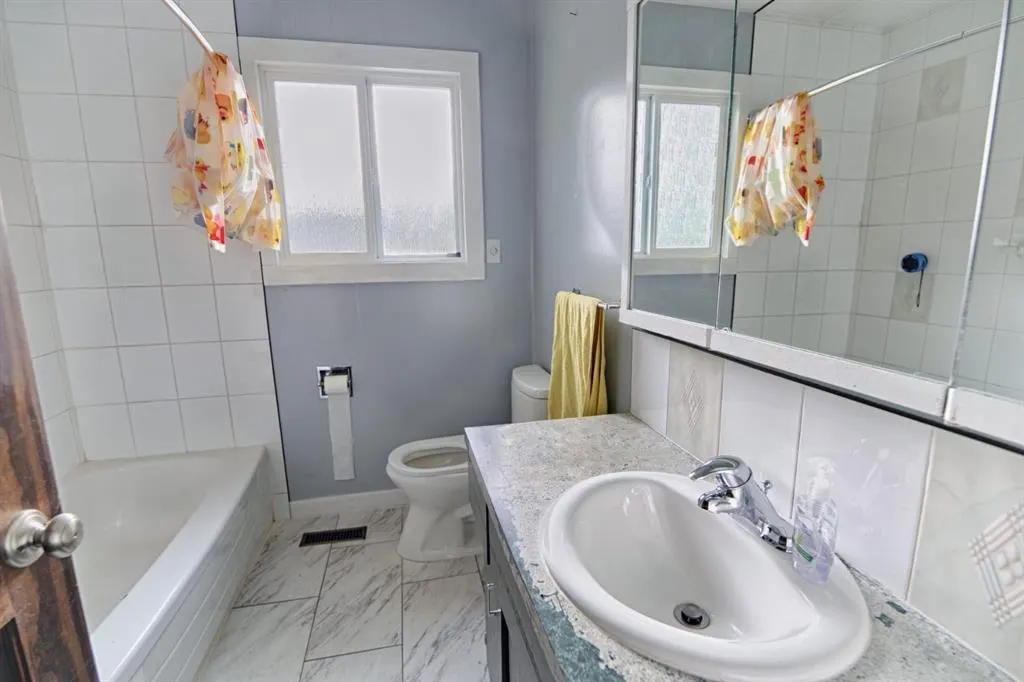 32 Lemoyne Crescent W