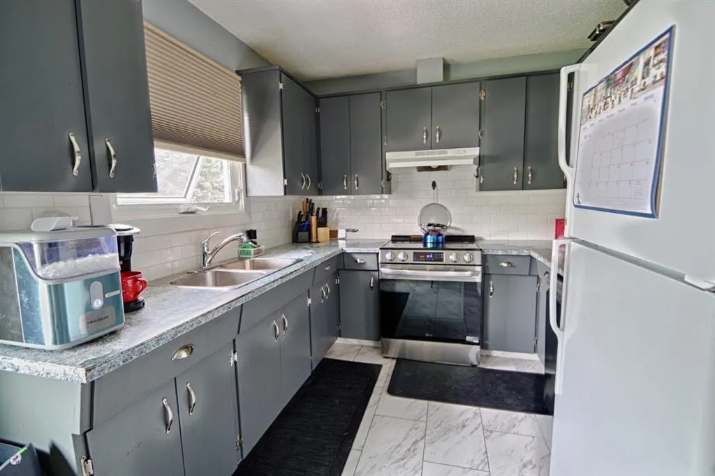 32 Lemoyne Crescent W