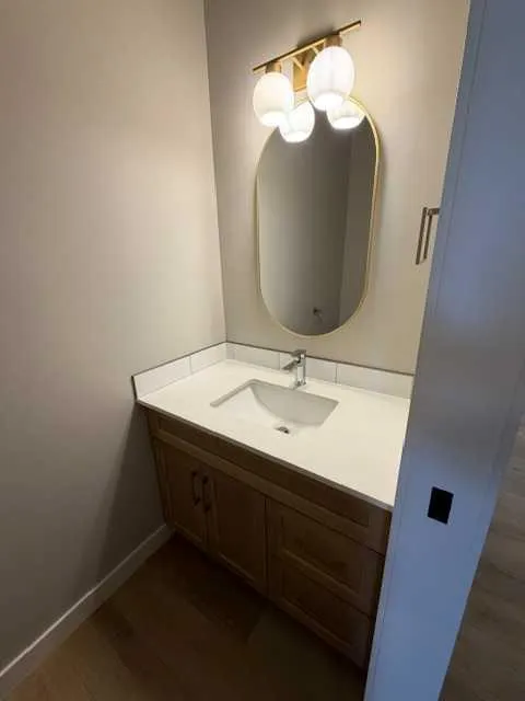 60 Gray Close