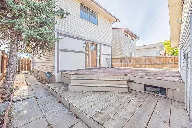 136 Castleridge Drive NE