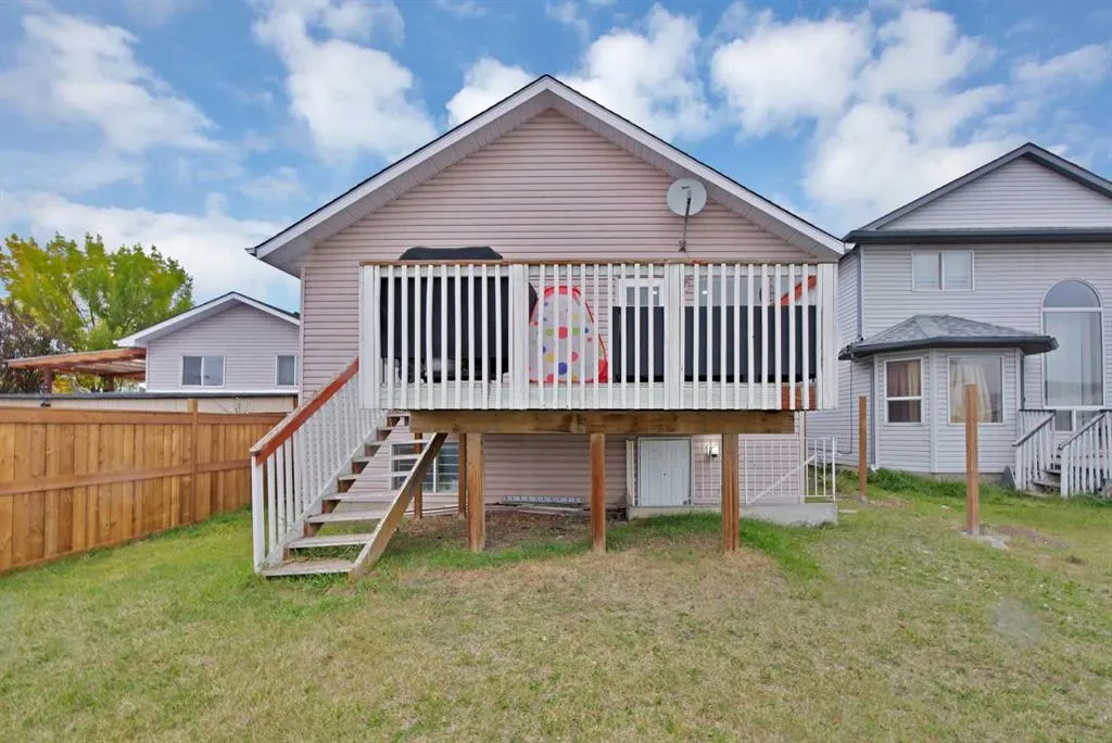 157 Saratoga Close NE