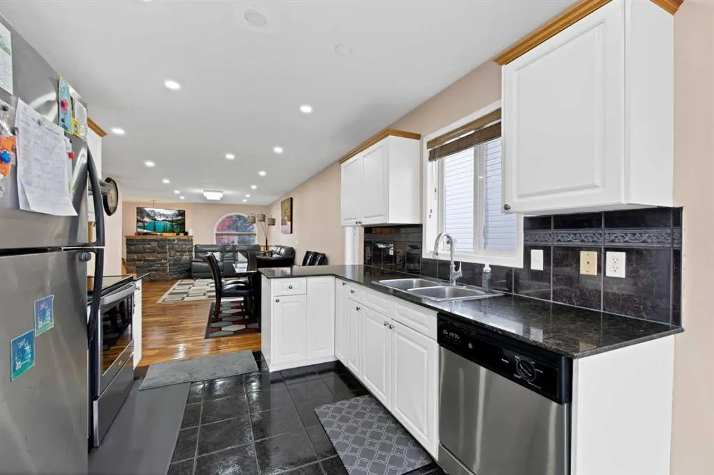 157 Saratoga Close NE