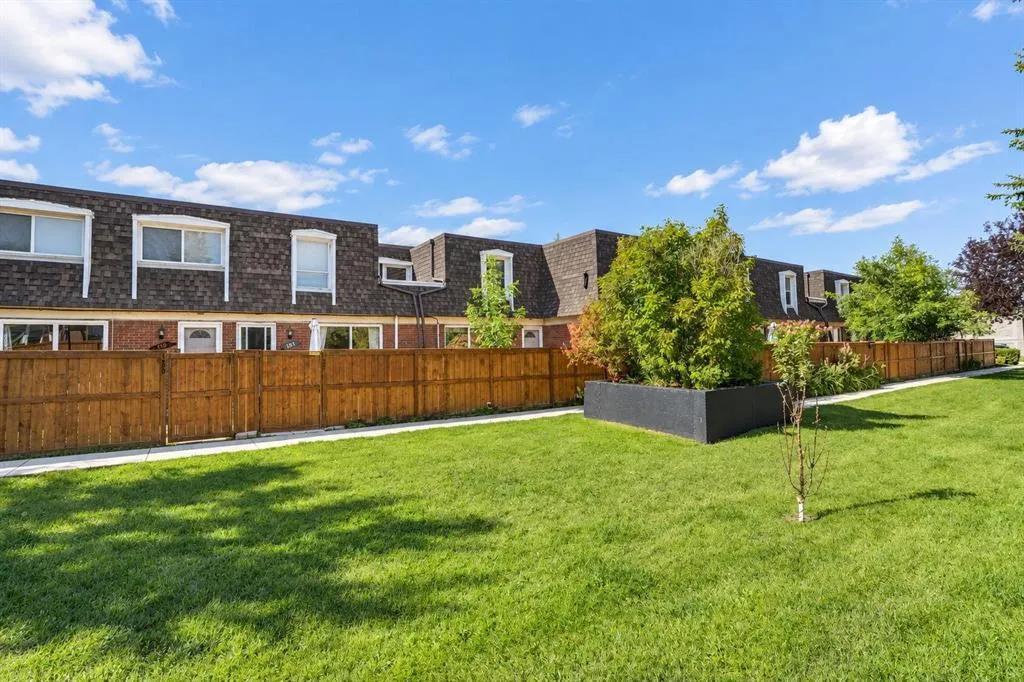 330 Canterbury Drive SW #152