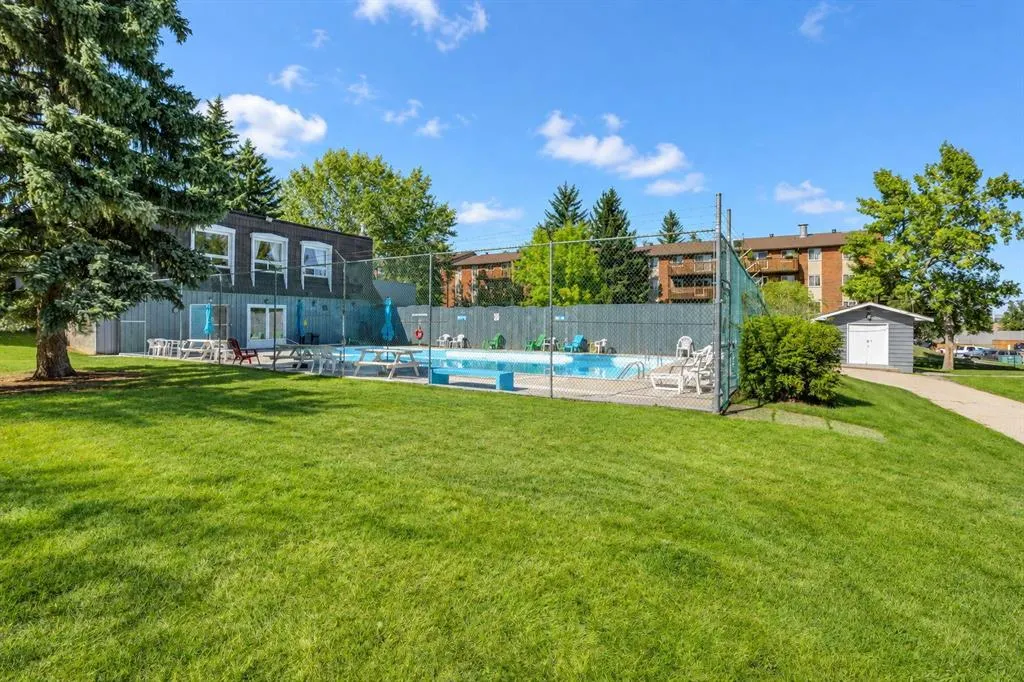 330 Canterbury Drive SW #152