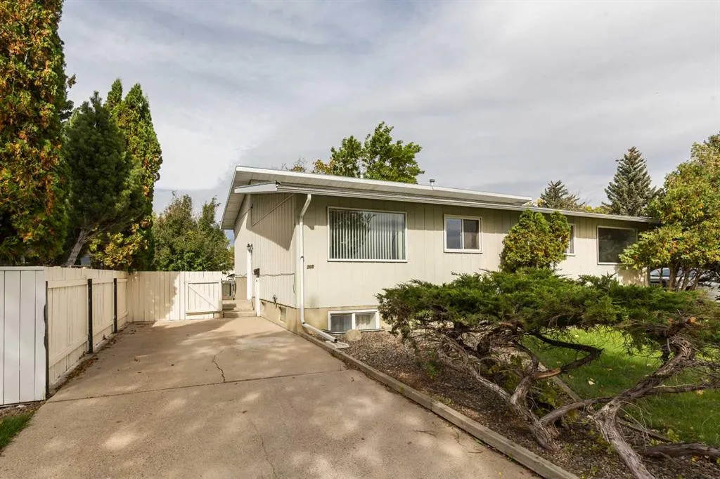 205 Columbia Boulevard W