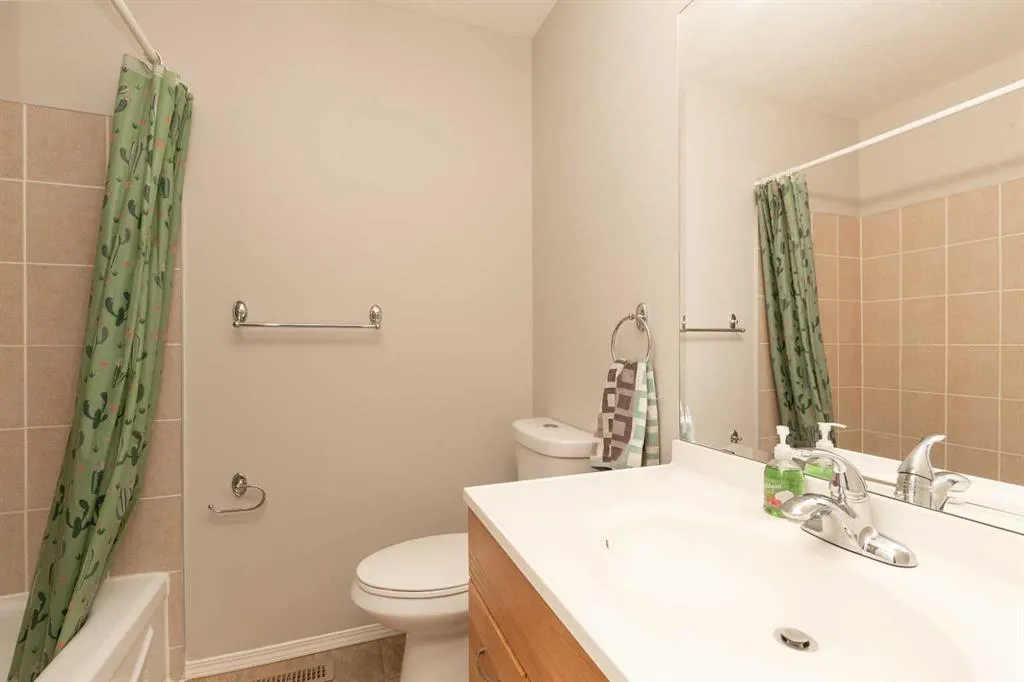205 Columbia Boulevard W