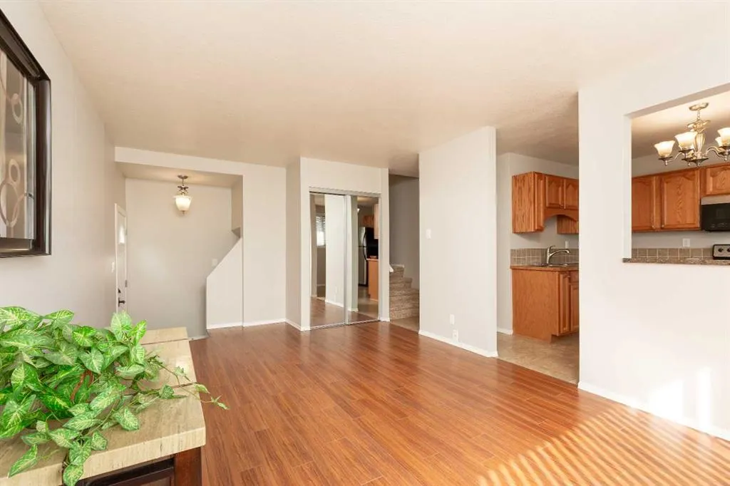 205 Columbia Boulevard W
