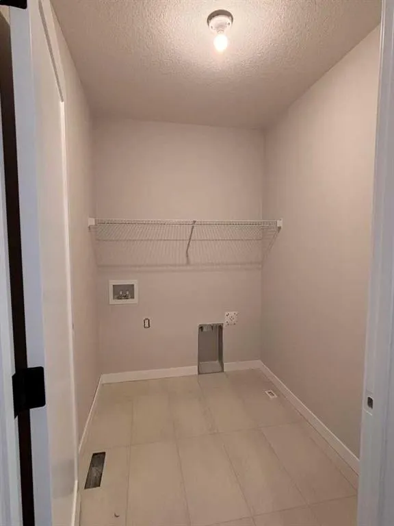 147 Vantage Crescent SW
