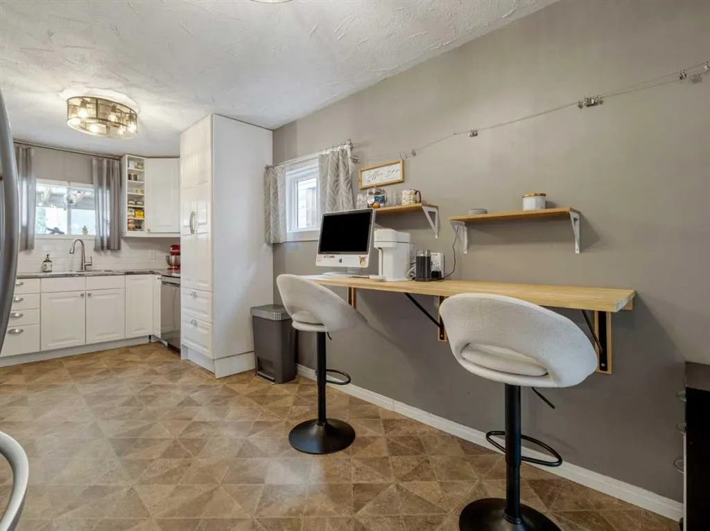 925 9 Street S