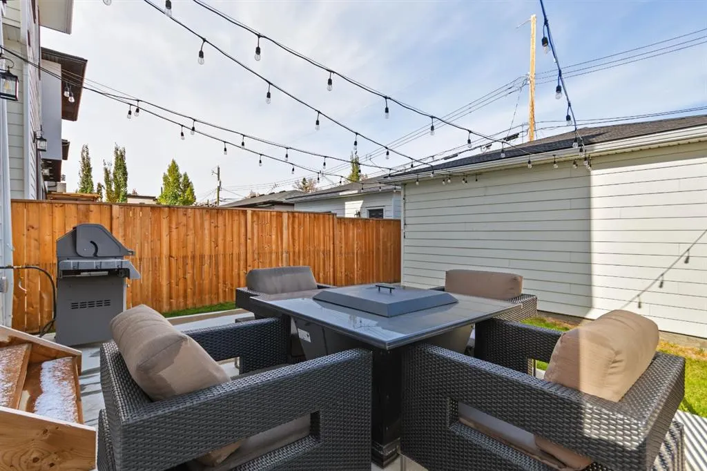 1906 43 Avenue SW
