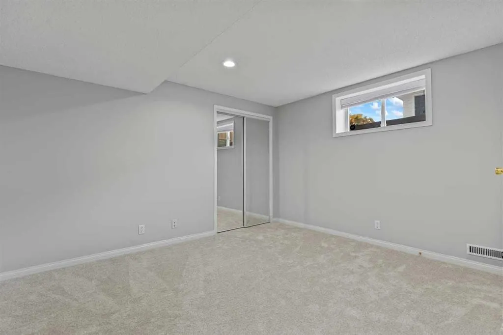 232 Lake Wapta Rise SE