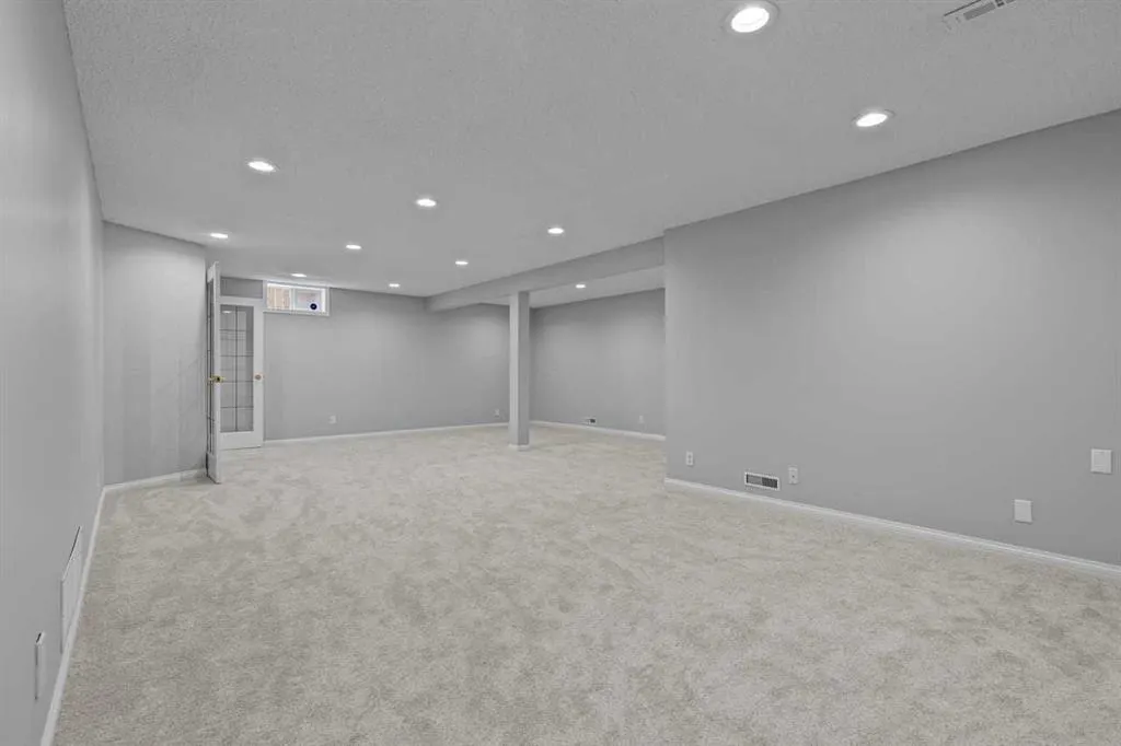 232 Lake Wapta Rise SE