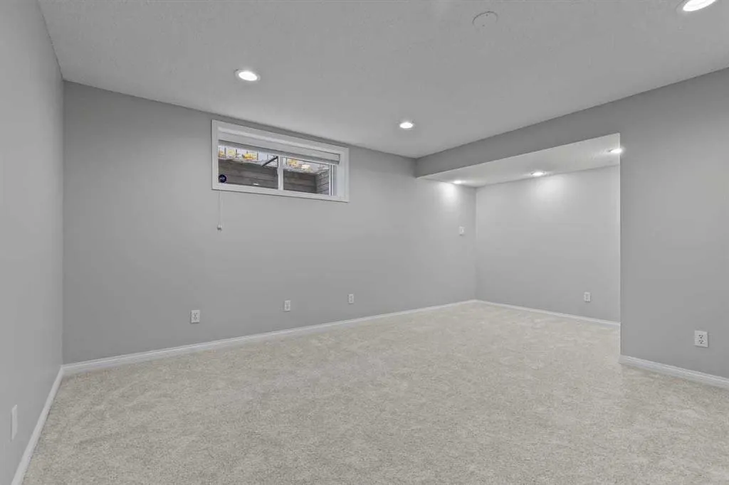 232 Lake Wapta Rise SE