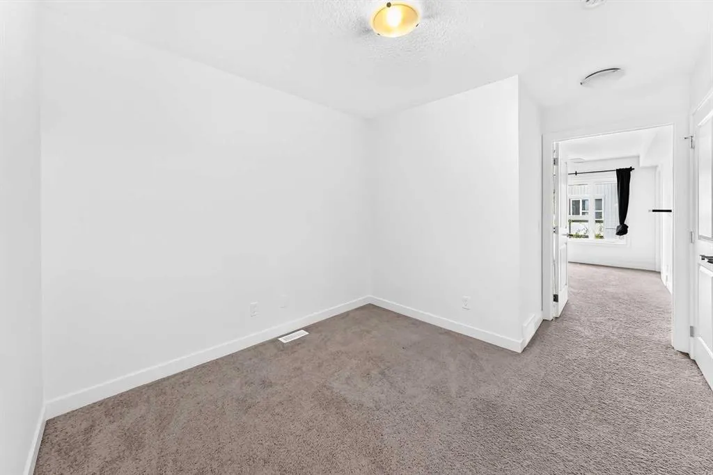15 Evanscrest Park NW #208