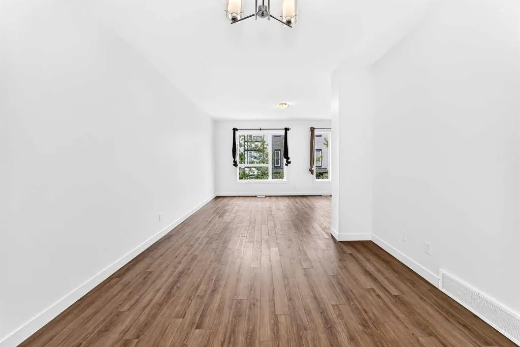 15 Evanscrest Park NW #208