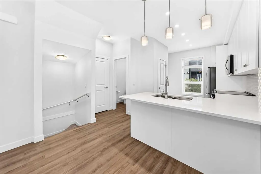 15 Evanscrest Park NW #208